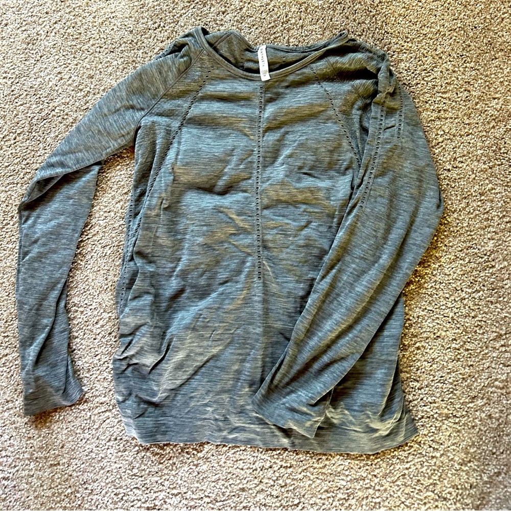 Athleta Women's Size M Foothill Heather Gray Long Sleeve Perforated Top